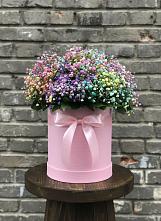 Цветочная композиция из Гипсофила и Розы в шляпной коробке в Курской