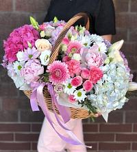 Цветочная композиция из Розы, Хризантемы, Пионы и Лизиантусы в корзине в Курской