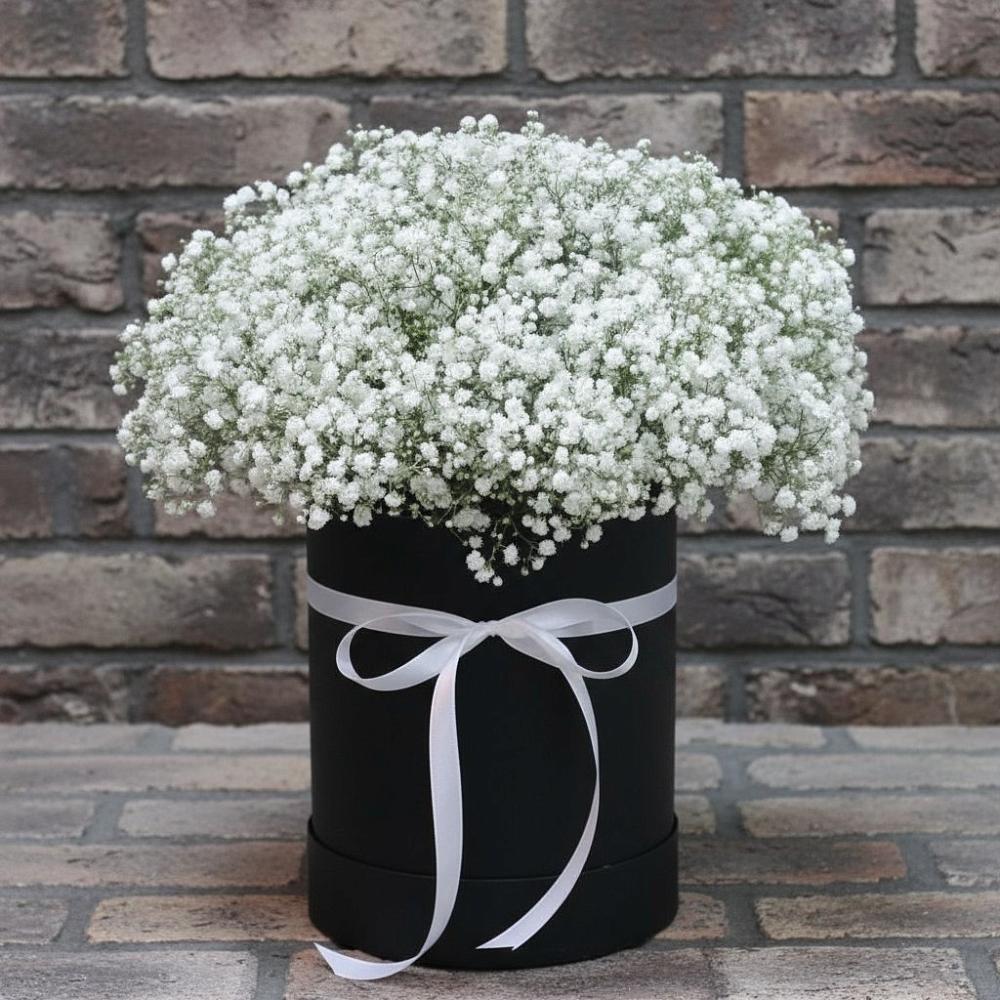 Цветочная композиция из Гипсофила в шляпной коробке в Курской