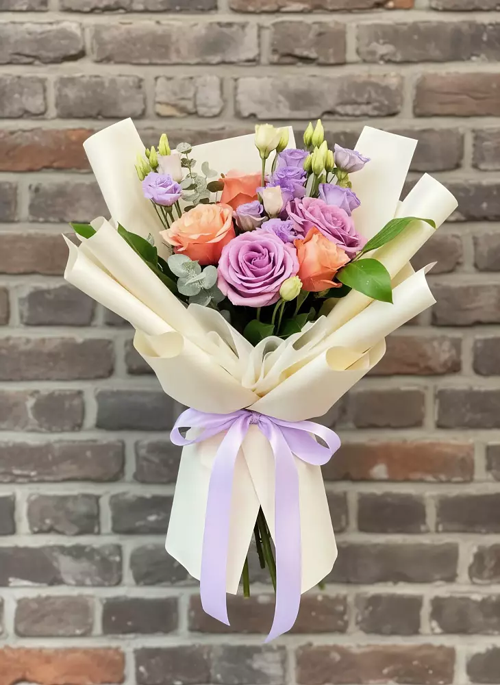 Букет цветов из: Лизиантусы и Розы в Курской