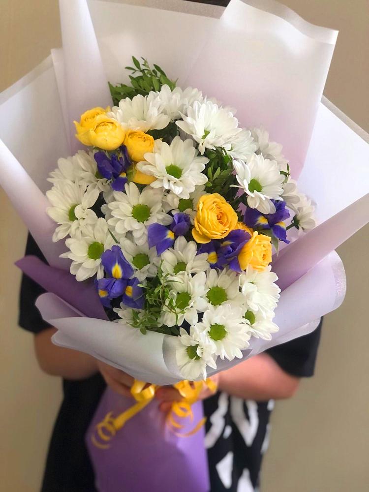 Букет цветов из: Ирисы, Хризантемы и Розы в Курской