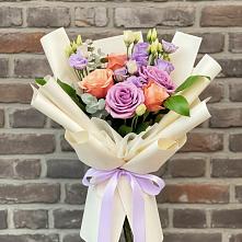 Букет цветов из:  Лизиантусы и Розы в Курской