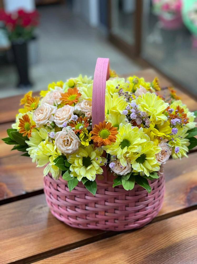 Цветочная композиция из Хризантемы и Розы в корзине в Курской