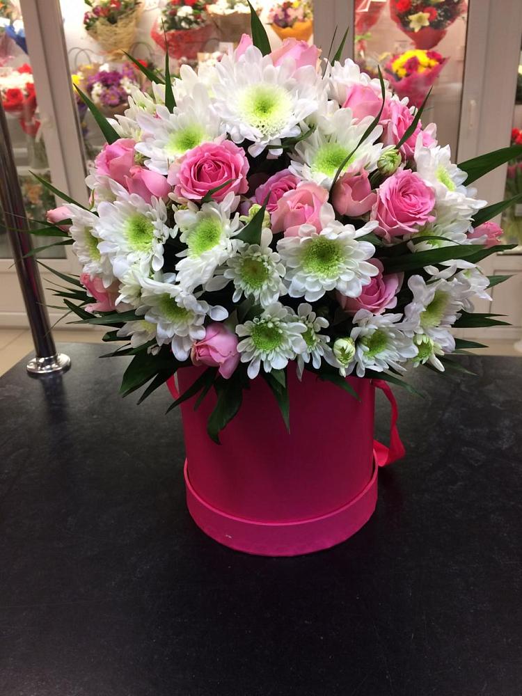 Цветочная композиция из Розы и Хризантемы в шляпной коробке в Курской