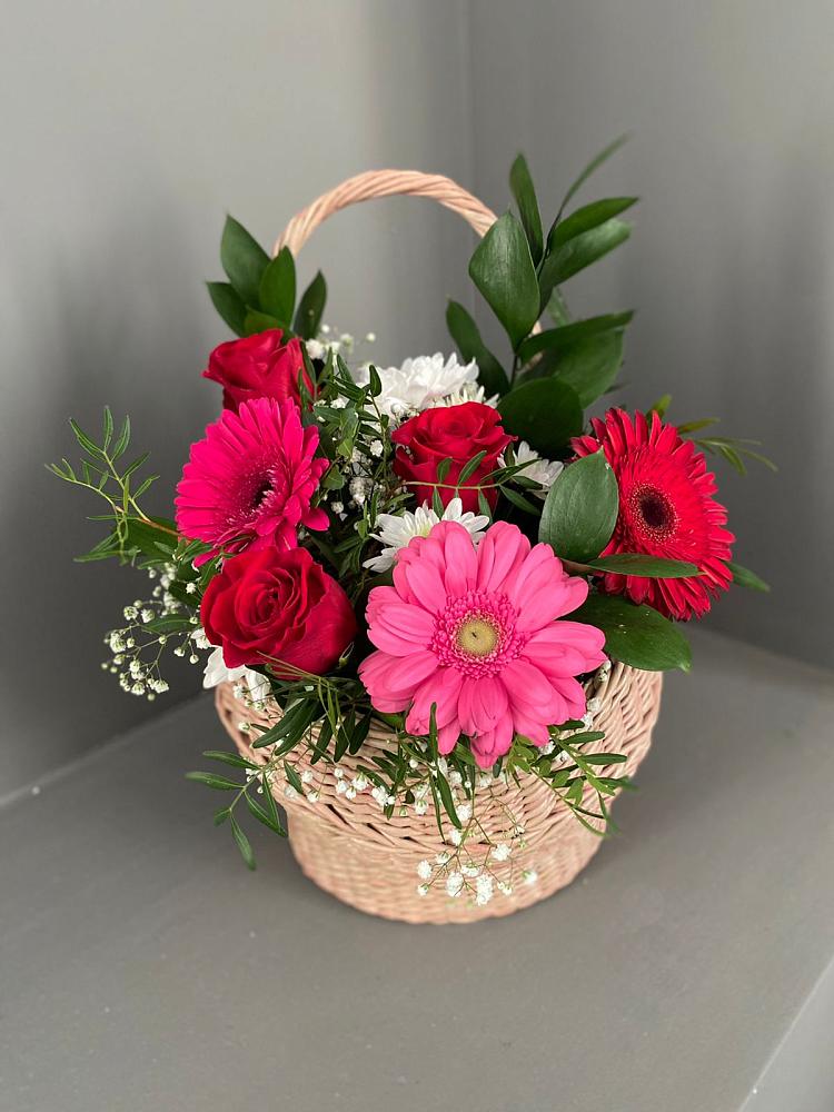 Цветочная композиция из Розы, Хризантемы и Герберы в корзине в Курской