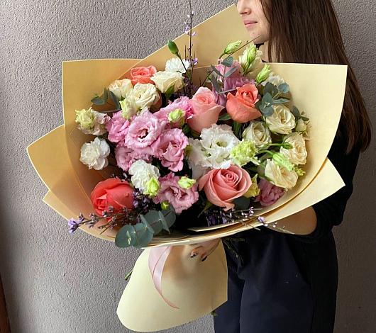 Букет цветов из: Розы, Лизиантусы и Гвоздики в Курской